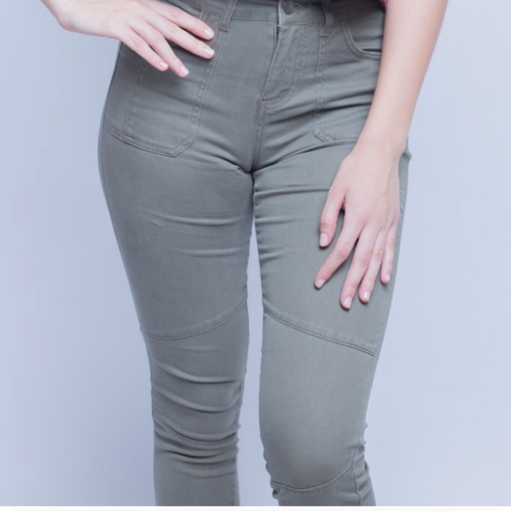 Fray hem ankle pants in olive color.